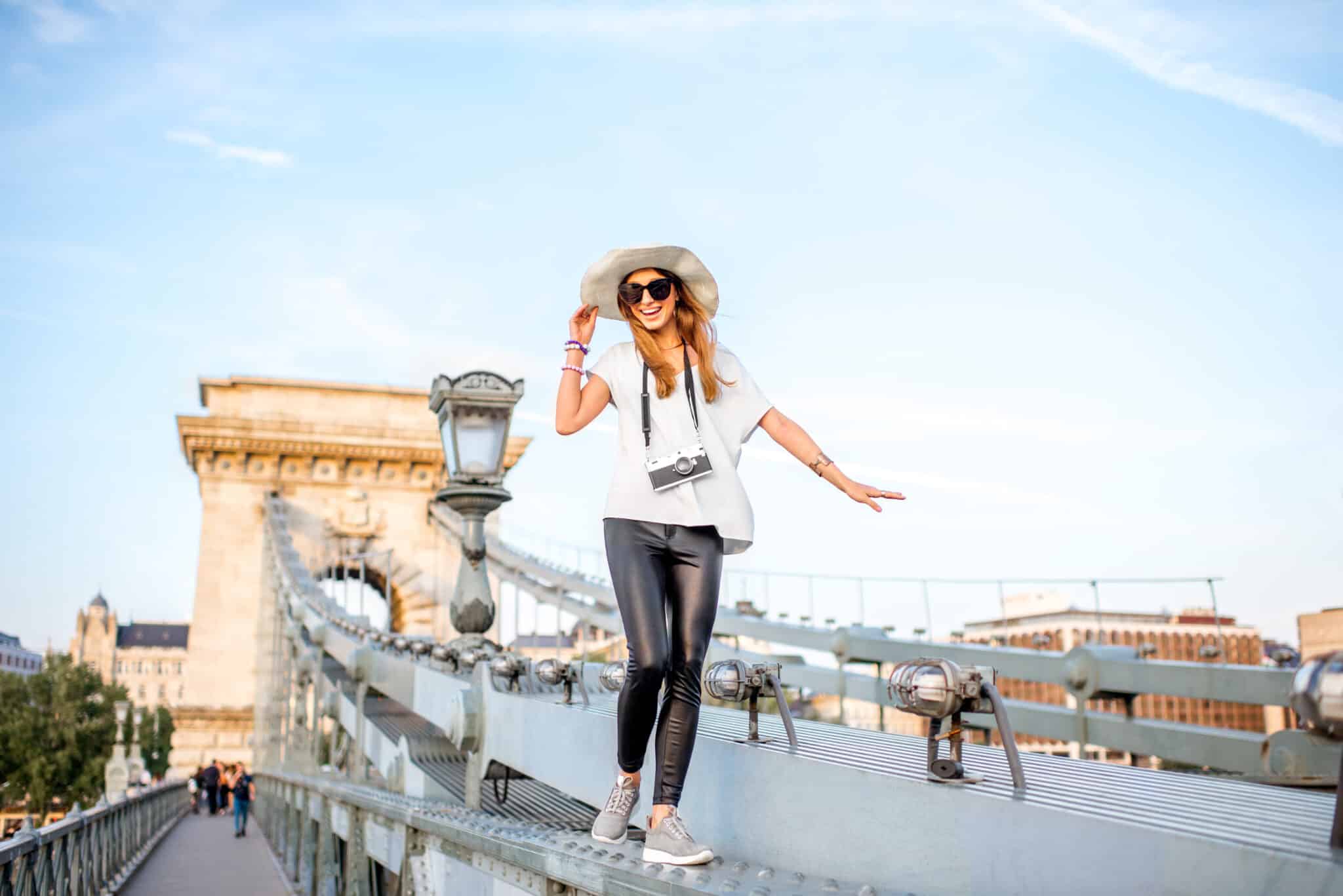 Clima en Europa en Noviembre Mujer en Budapest